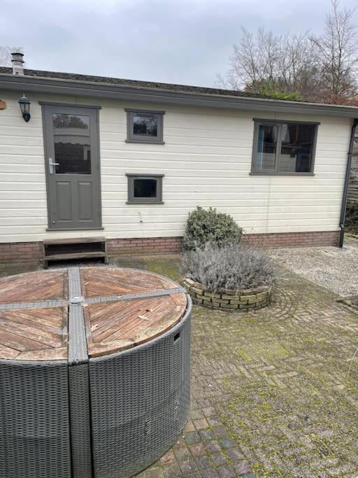 Gezellig Chalet Op De Prachtige Veluwe Putten Esterno foto